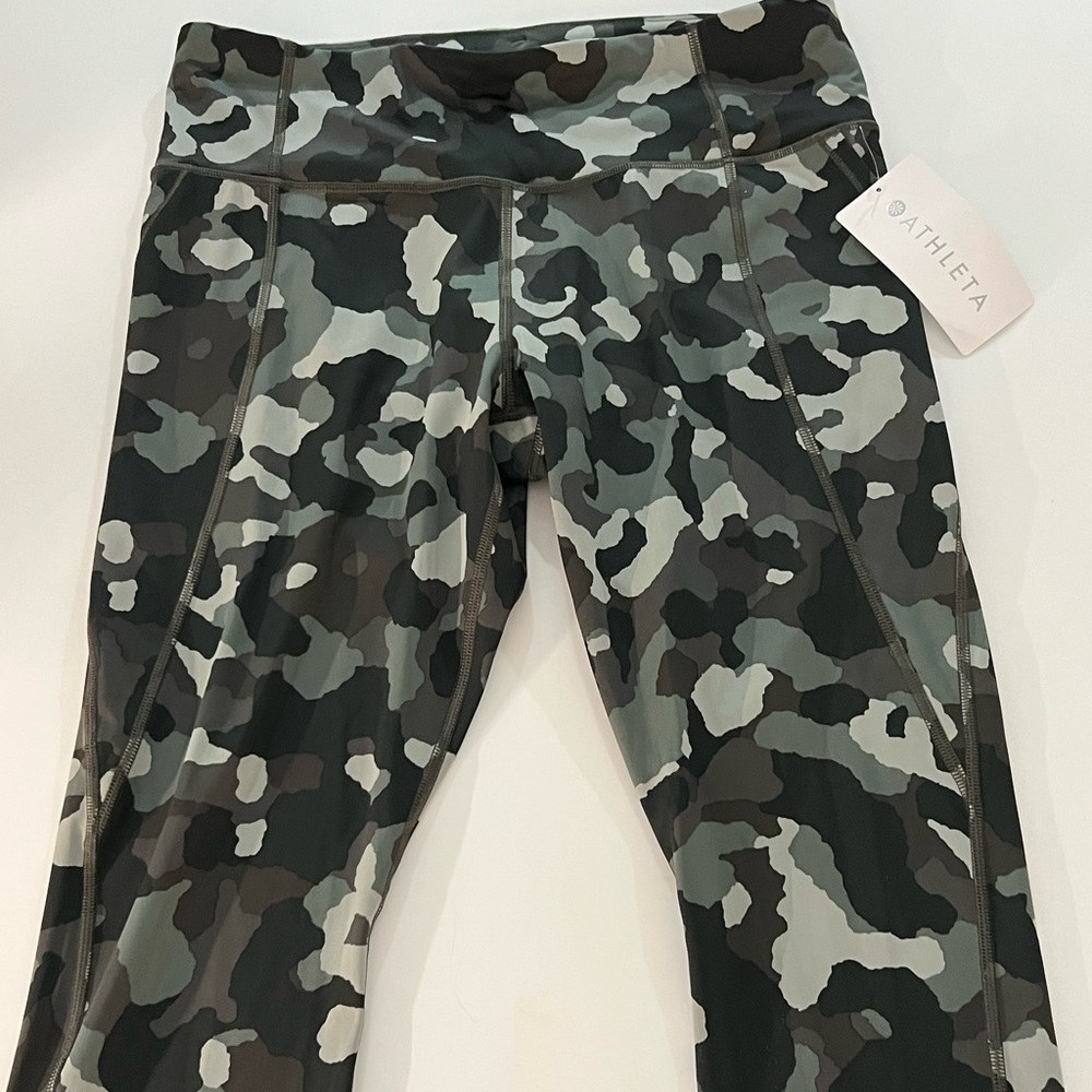 New Unworn - ATHLETA LIGHTNING CAMO 7/8 TIGHT / Camo print / Size L
